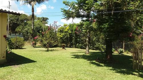 Taman di luar Casa de Maquiné