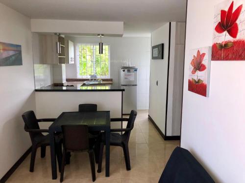 a kitchen and dining room with a table and chairs at Apartamentos Martinez in San Andrés