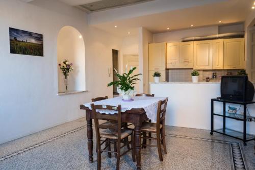 una cucina e una sala da pranzo con tavolo e sedie di Residenza d'Epoca " Il Campo" by FrancigenaApartments a Siena