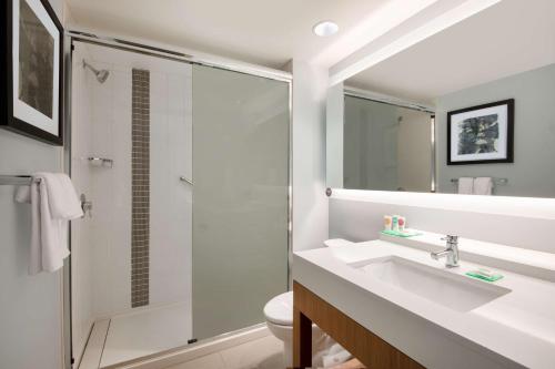 y baño con lavabo y ducha. en Hyatt Place Westminster Denver, en Westminster