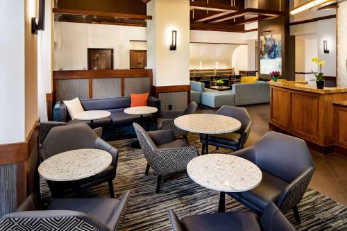 Ein Sitzbereich in der Unterkunft Hyatt Place Topeka