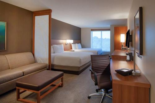 Ένα ή περισσότερα κρεβάτια σε δωμάτιο στο Hyatt Place Durham Southpoint