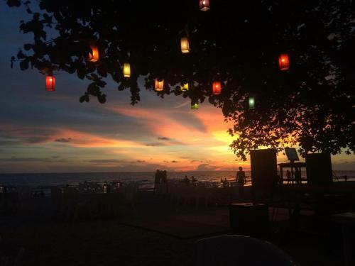 a sunset with traffic lights in front of the ocean at Cookies Hotel in Ko Chang