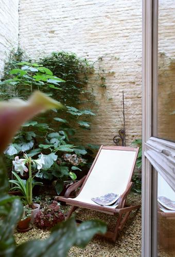 a chair sitting on the ground in a garden at Alphabed & Bike in Ghent
