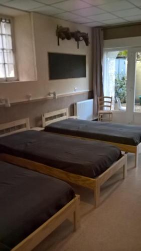 Cette chambre dispose de 2 lits et d'une télévision murale. dans l'établissement la grange de loghju, à Villefort