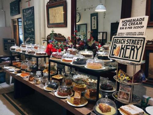 una panetteria con molti tipi diversi di torte e pasticcini di Sweet Homestay Penang a Bayan Lepas