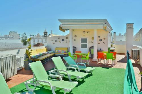 een groep stoelen en tafels op een patio bij BJB - Alojamentos in Olhão