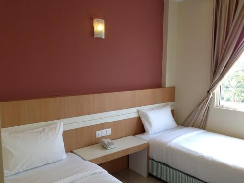 Caspari Hotel في تامبين: غرفة فندقية بسريرين ونافذة