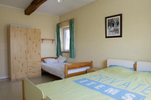 um quarto com 2 camas e um armário e um quarto com 2 camas em Ancien relais de la diligence em Sart