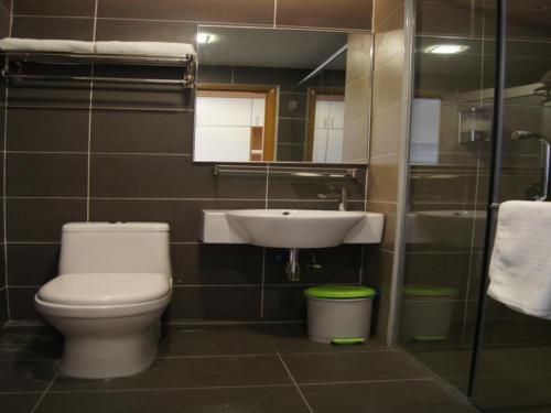 uma casa de banho com um WC e um lavatório em Caspari Hotel em Tampin