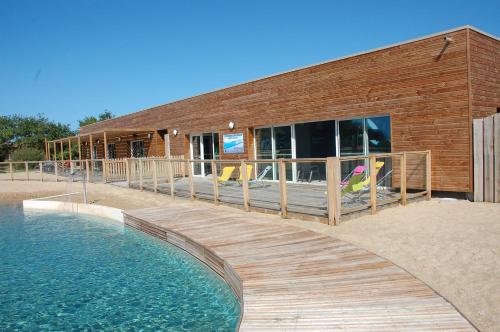 Swimming pool sa o malapit sa Nature Holiday's Domaine du Pré - Officiel