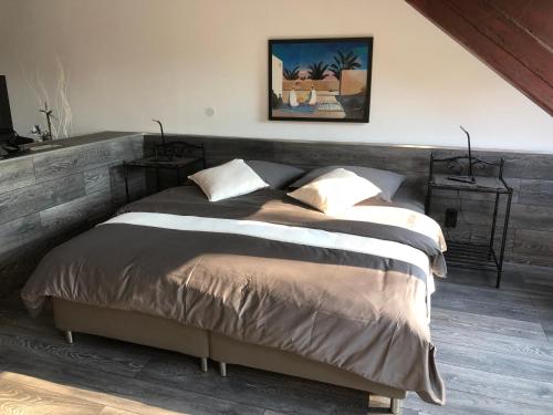 ein Schlafzimmer mit einem großen Bett in einem Zimmer in der Unterkunft Engels Hof in Wolfsburg