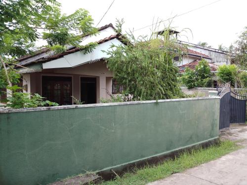 El edificio en el que está la casa de huéspedes