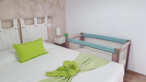 une chambre avec un lit avec un oreiller vert dessus dans l'établissement Apartamento Sur Monseñor, à Playa del Cura