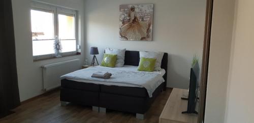 een slaapkamer met een bed in een kamer met een spiegel bij Ferienwohnung Anke - Apartment 3 in Heinsberg