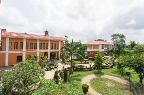 un edificio con un jardín delante en Landmark Forest Park, en Sauraha