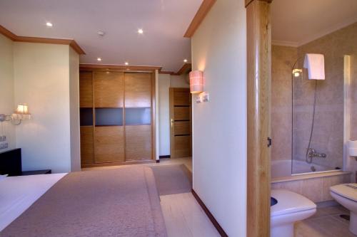 A bathroom at Apartamentos Mediterráneo Real