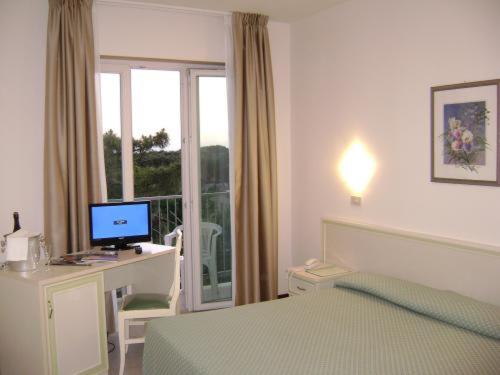 Cama ou camas em um quarto em Hotel Mediterraneo