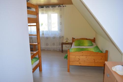 1 dormitorio con litera y escalera en Seglerhafen, en Ahrensbök