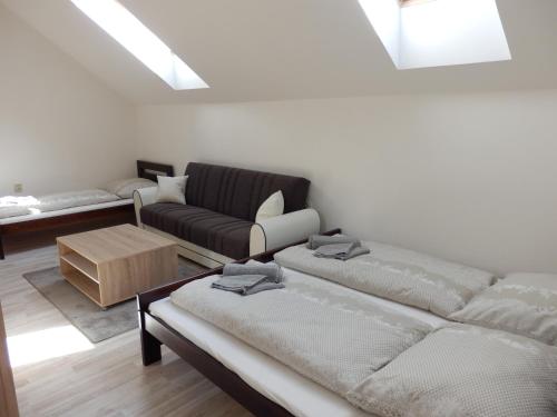 Cama o camas de una habitación en Ubytování v soukromí Opolany u Poděbrad