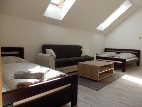 Cama o camas de una habitación en Ubytování v soukromí Opolany u Poděbrad