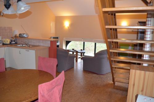 a kitchen and dining room with a table and chairs at Gîte O l'Hore in Malmedy