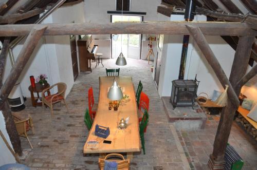 Veenhoes في Vriescheloo: اطلالة علوية لغرفة بها طاولات وكراسي