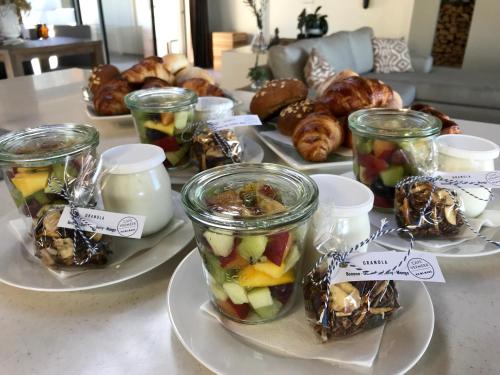 une table avec des assiettes de nourriture et des desserts dans l'établissement Cape Vermeer, à Somerset West