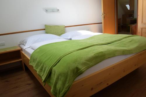 Postel nebo postele na pokoji v ubytování Landhaus Holzer