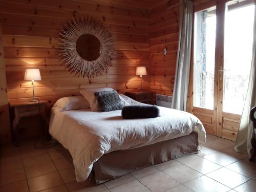 フォン・ロムー・オデイヨ・ヴィアにあるChalet Banyaの木製の壁のベッドルーム1室