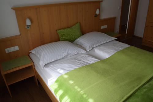 Postel nebo postele na pokoji v ubytování Landhaus Holzer