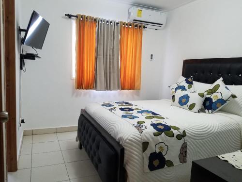 Un pat sau paturi într-o cameră la Aprtamento Deluxe Santiago, Residencial Palma Real R402