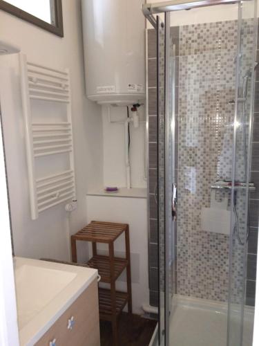 y baño con ducha y taburete. en Plage et centre en Villers-sur-Mer