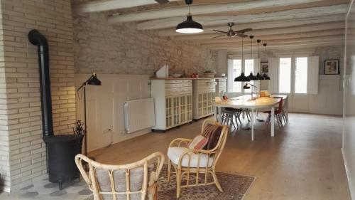 une cuisine et une salle à manger avec une table et des chaises dans l'établissement B&B Sallent, à Sallent