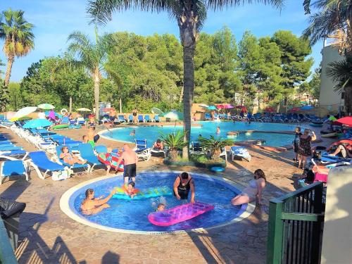 Bazén v ubytovaní Amazing Cap Salou Apartment alebo v jeho blízkosti