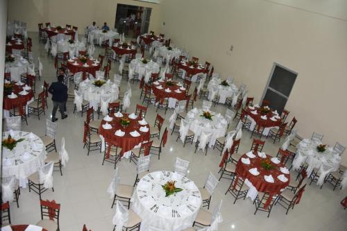an overhead view of a banquet hall with tables and chairs at Gran Hotel De Lago - El Coca in Puerto Francisco de Orellana