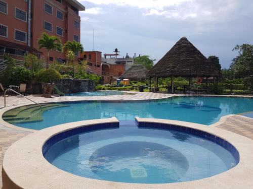 Gran Hotel De Lago - El Coca tesisinde veya buraya yakın yüzme havuzu