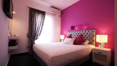 カマライにあるEfharisのピンクのベッドルーム(ベッド1台、窓付)