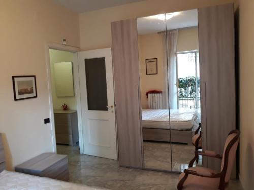 um quarto com um espelho e um quarto com uma cama em new home with garden em Nápoles