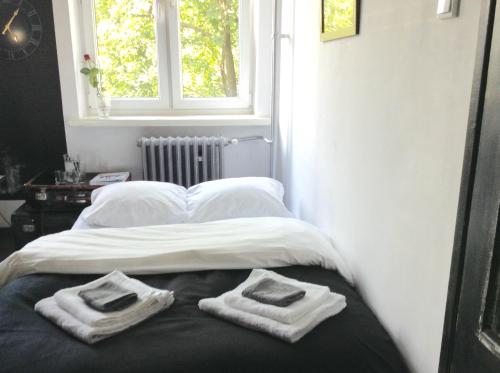 una camera da letto con un letto con asciugamani sopra di Absolutely Apartment a Cracovia