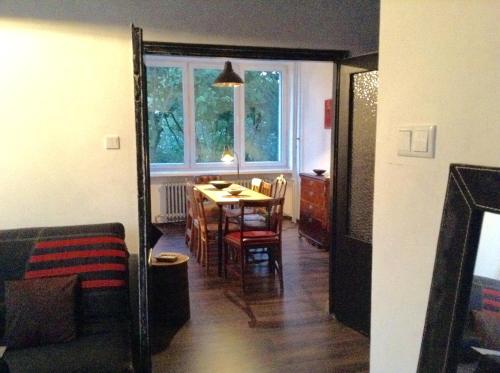 un soggiorno con un tavolo e una sala da pranzo di Absolutely Apartment a Cracovia