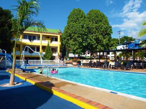 una gran piscina con gente en el agua en Hotel Campestre Villa Yudy, en Melgar