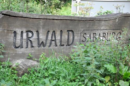 a sign for the untland spring garden at Ruhige und gemütliche Ferienwohnung in Calden in Calden