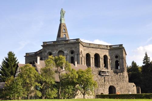 an old stone building with a steeple on top at Ruhige und gemütliche Ferienwohnung in Calden in Calden