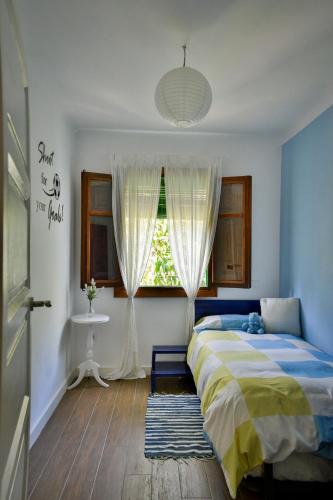 a bedroom with a bed and a window at El Rincón de Elsa VuT AV296 in Guisando