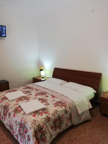 a bedroom with a bed with two towels on it at Venice Best Vacation in Marghera