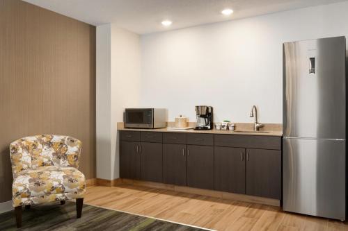 Dapur atau dapur kecil di Ramada by Wyndham St Paul AB