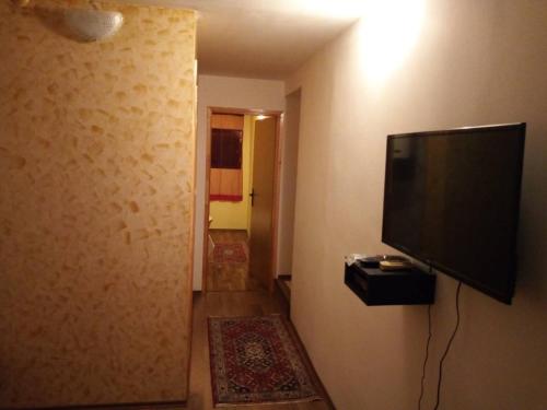 um quarto com uma televisão de ecrã plano na parede em Apartments Popovic em Podgorica