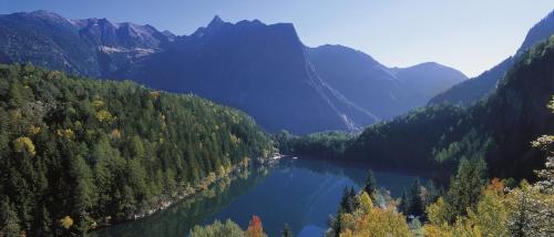 a lake in the middle of a valley with mountains at Alpenappartement Sonne in Umhausen