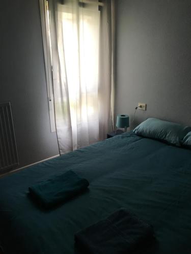 Schlafzimmer mit einem großen Bett und einem Fenster in der Unterkunft Appartement plage in Sopelana